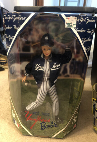Major League Baseball Yankees 1999 Barbie Doll  Very Good Condition